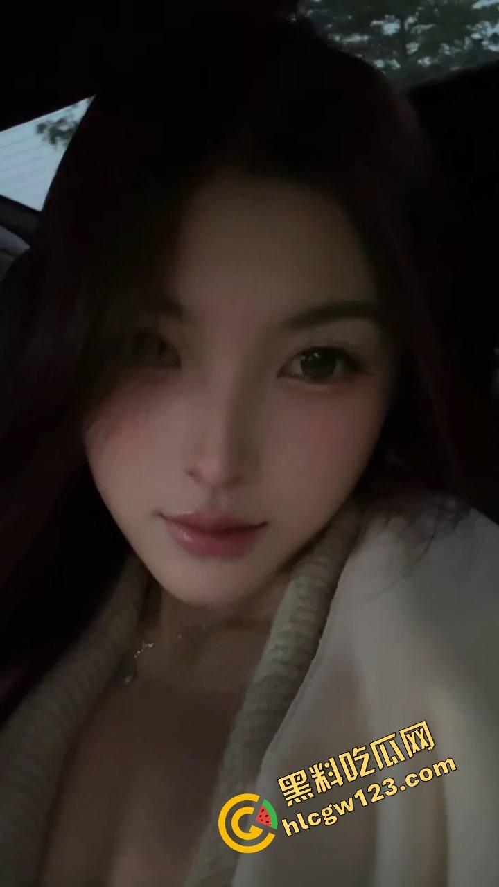 弹吉他的手,也能把骚逼弹出高音,温柔拨弦的手指进了洞里,你这是在弹我心弦,还是弹我花瓣?