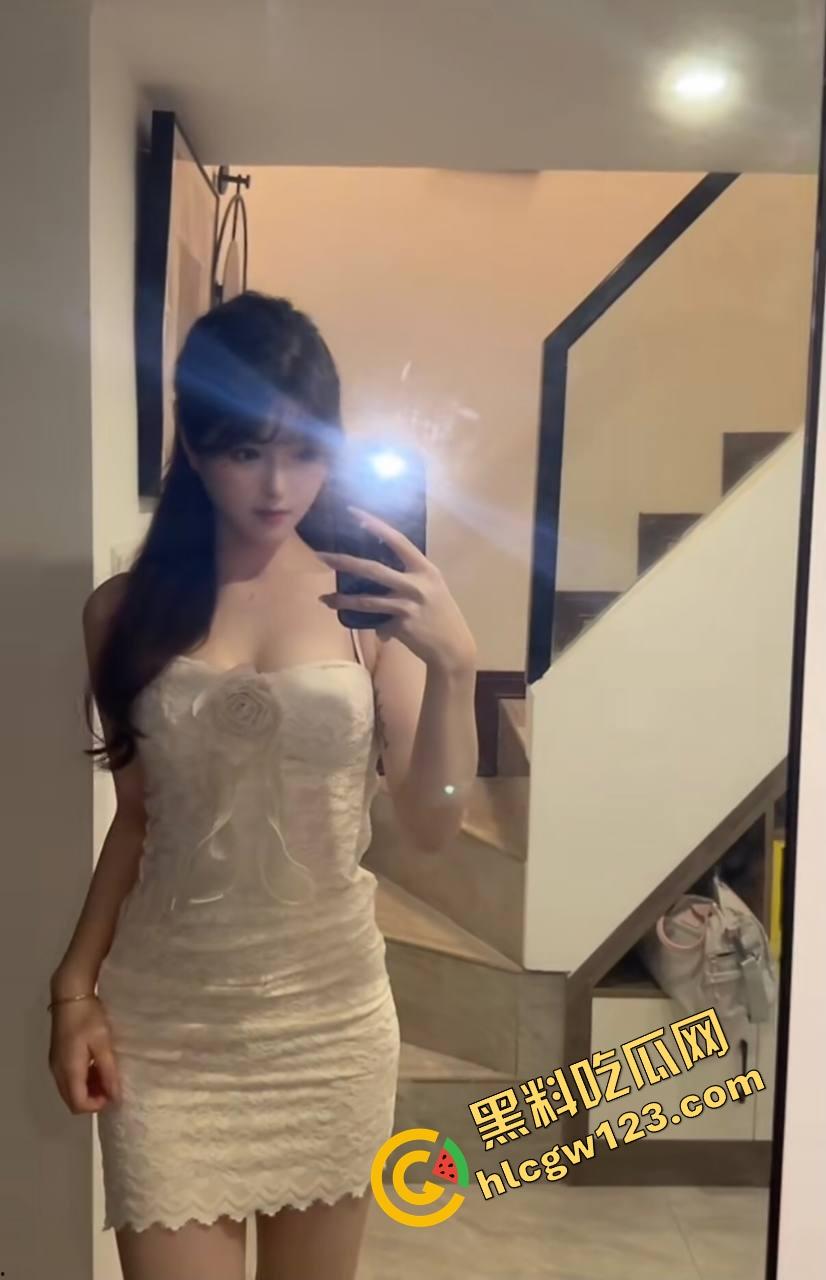 弹吉他的手,也能把骚逼弹出高音,温柔拨弦的手指进了洞里,你这是在弹我心弦,还是弹我花瓣?