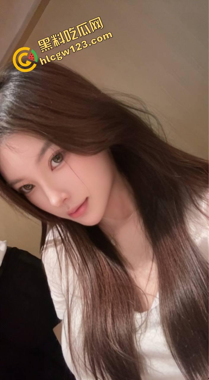 弹吉他的手,也能把骚逼弹出高音,温柔拨弦的手指进了洞里,你这是在弹我心弦,还是弹我花瓣?