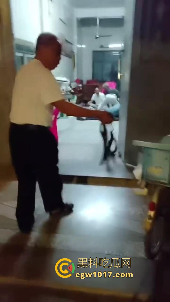 近期广东潮汕发生抢劫案,当街入室犯罪嫌疑人抢金项链跟包,给一群老大爷们合力抓住,现在都什么年代啦还搞这个呀!