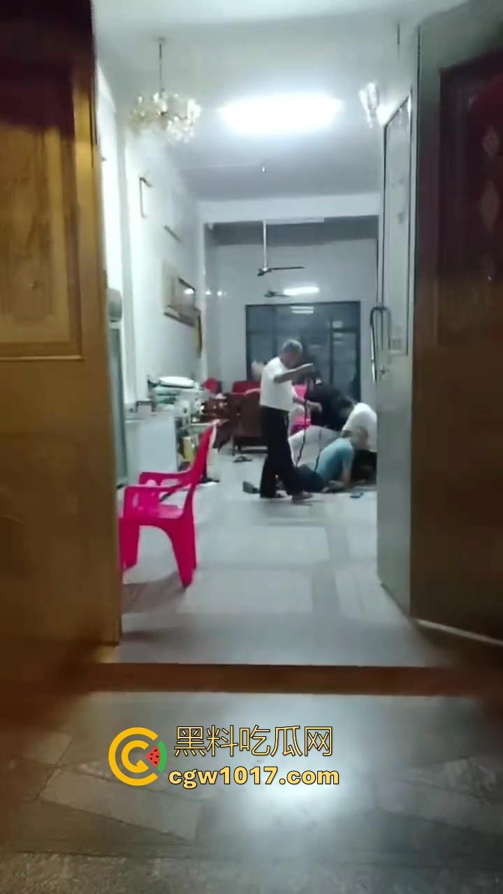 近期广东潮汕发生抢劫案,当街入室犯罪嫌疑人抢金项链跟包,给一群老大爷们合力抓住,现在都什么年代啦还搞这个呀!