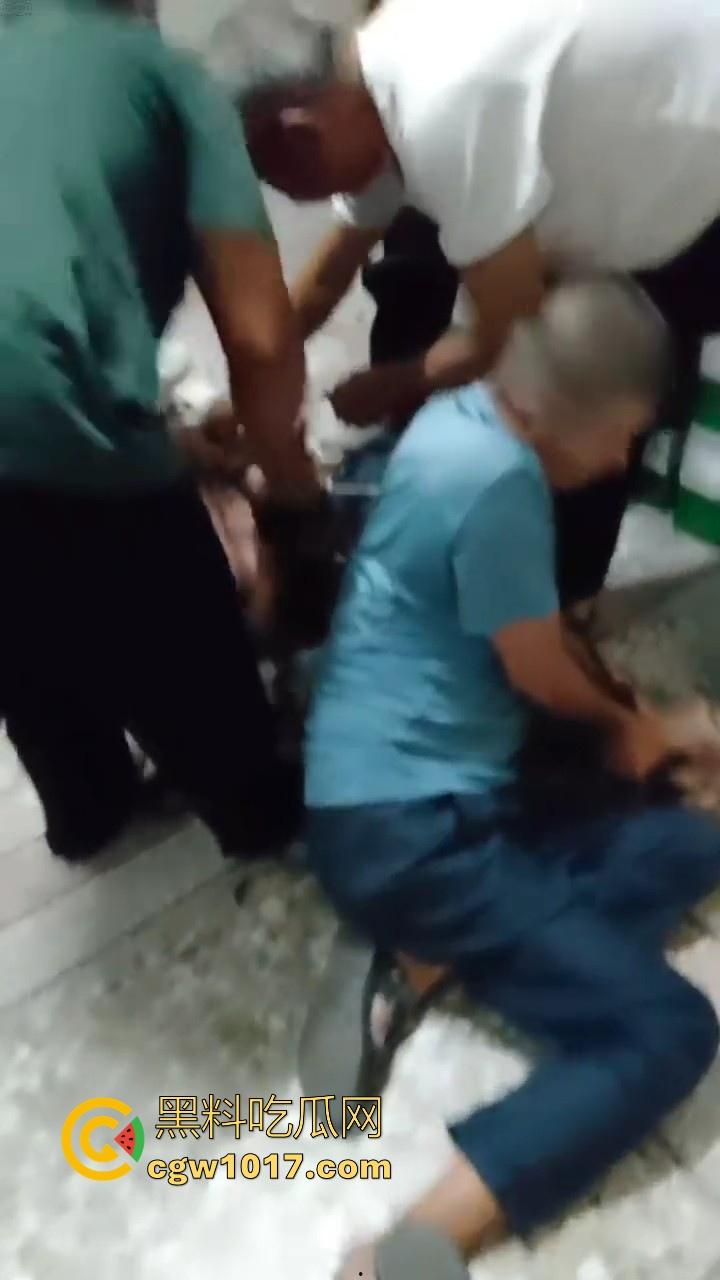 近期广东潮汕发生抢劫案,当街入室犯罪嫌疑人抢金项链跟包,给一群老大爷们合力抓住,现在都什么年代啦还搞这个呀!