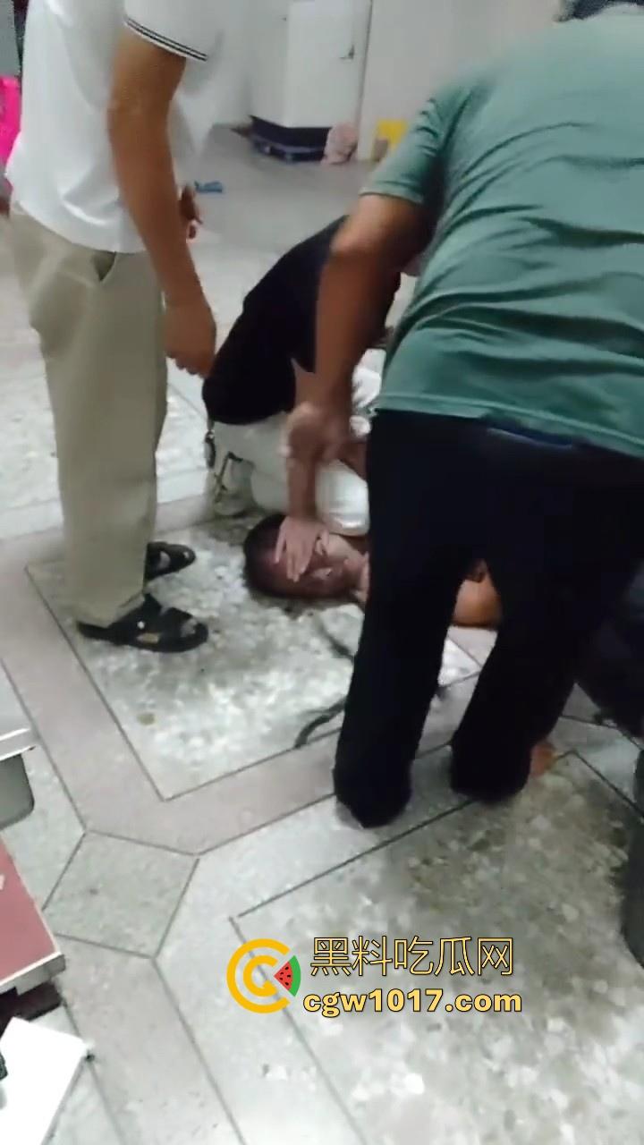 近期广东潮汕发生抢劫案,当街入室犯罪嫌疑人抢金项链跟包,给一群老大爷们合力抓住,现在都什么年代啦还搞这个呀!