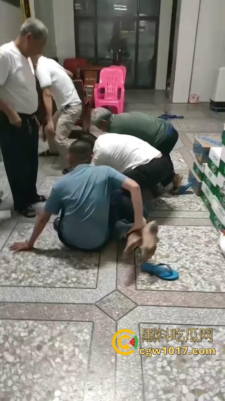 近期广东潮汕发生抢劫案,当街入室犯罪嫌疑人抢金项链跟包,给一群老大爷们合力抓住,现在都什么年代啦还搞这个呀!