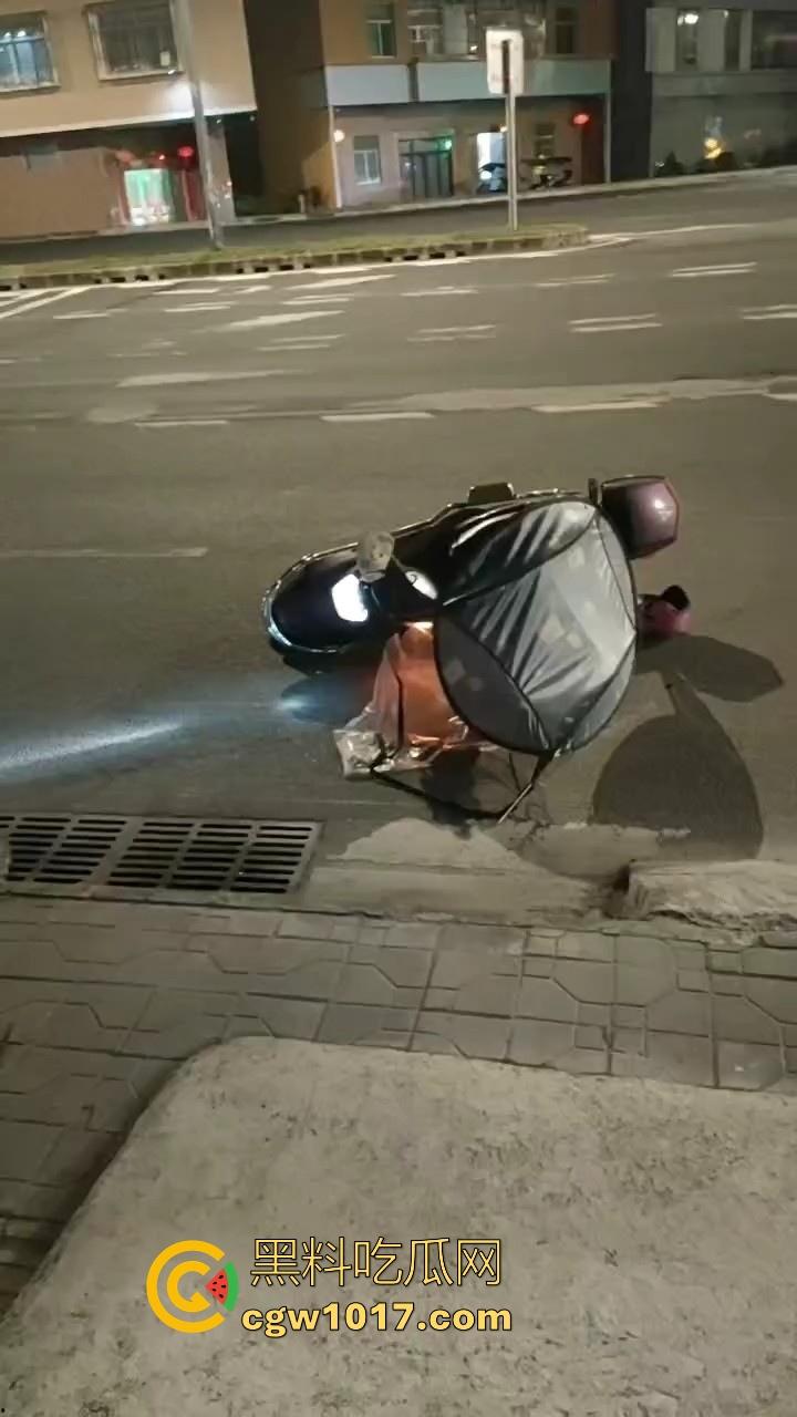 近期广东潮汕发生抢劫案,当街入室犯罪嫌疑人抢金项链跟包,给一群老大爷们合力抓住,现在都什么年代啦还搞这个呀!