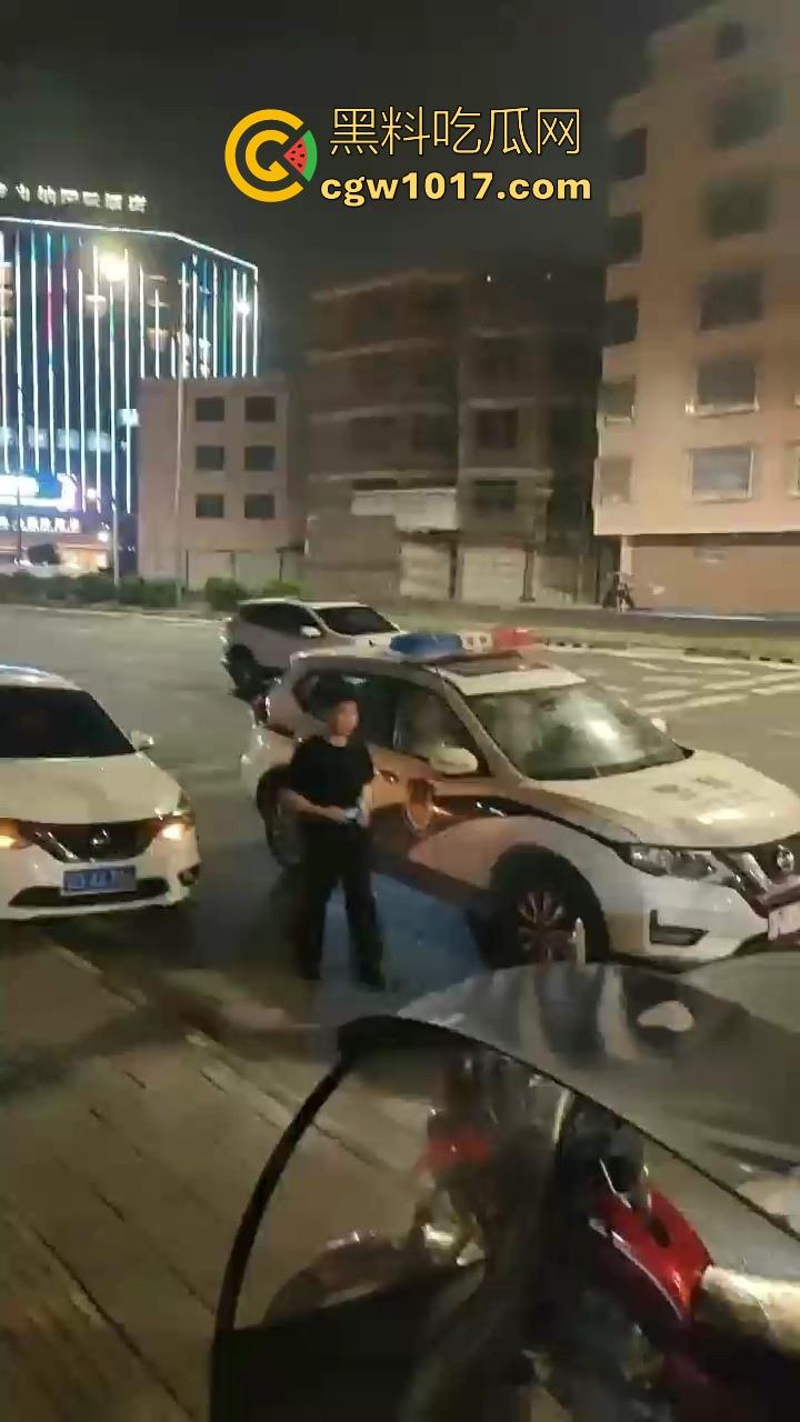 近期广东潮汕发生抢劫案,当街入室犯罪嫌疑人抢金项链跟包,给一群老大爷们合力抓住,现在都什么年代啦还搞这个呀!