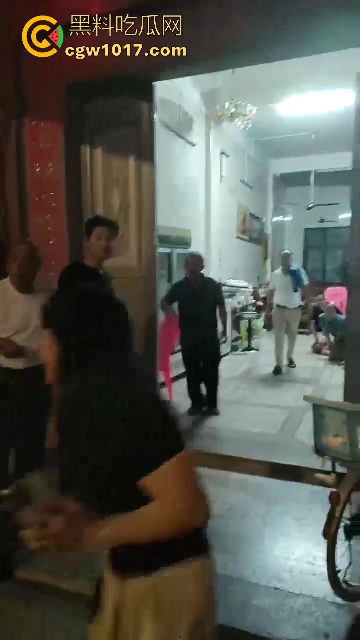 近期广东潮汕发生抢劫案,当街入室犯罪嫌疑人抢金项链跟包,给一群老大爷们合力抓住,现在都什么年代啦还搞这个呀!