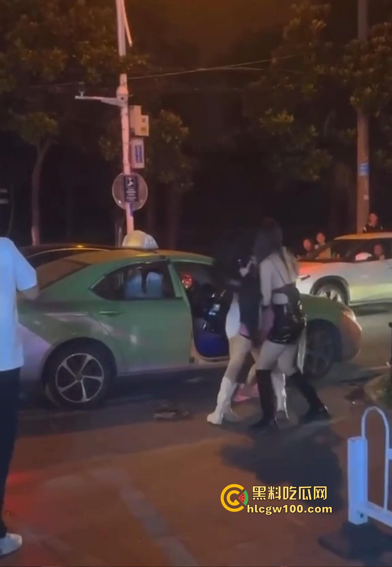 TS街头大战为了抢出租车，小姐姐打得像古惑仔，但声音竟然超出预期，让人笑喷了！