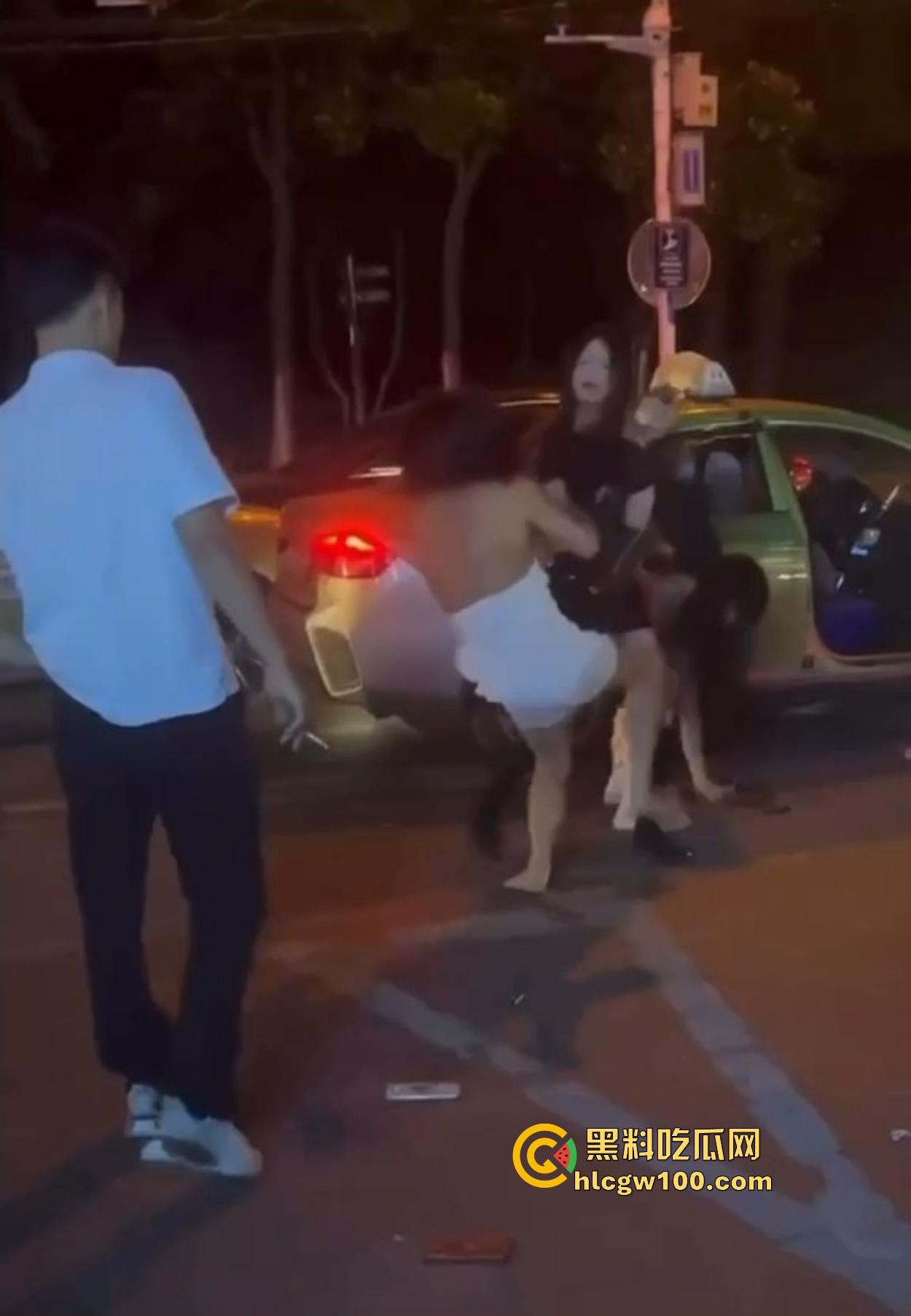 TS街头大战为了抢出租车，小姐姐打得像古惑仔，但声音竟然超出预期，让人笑喷了！