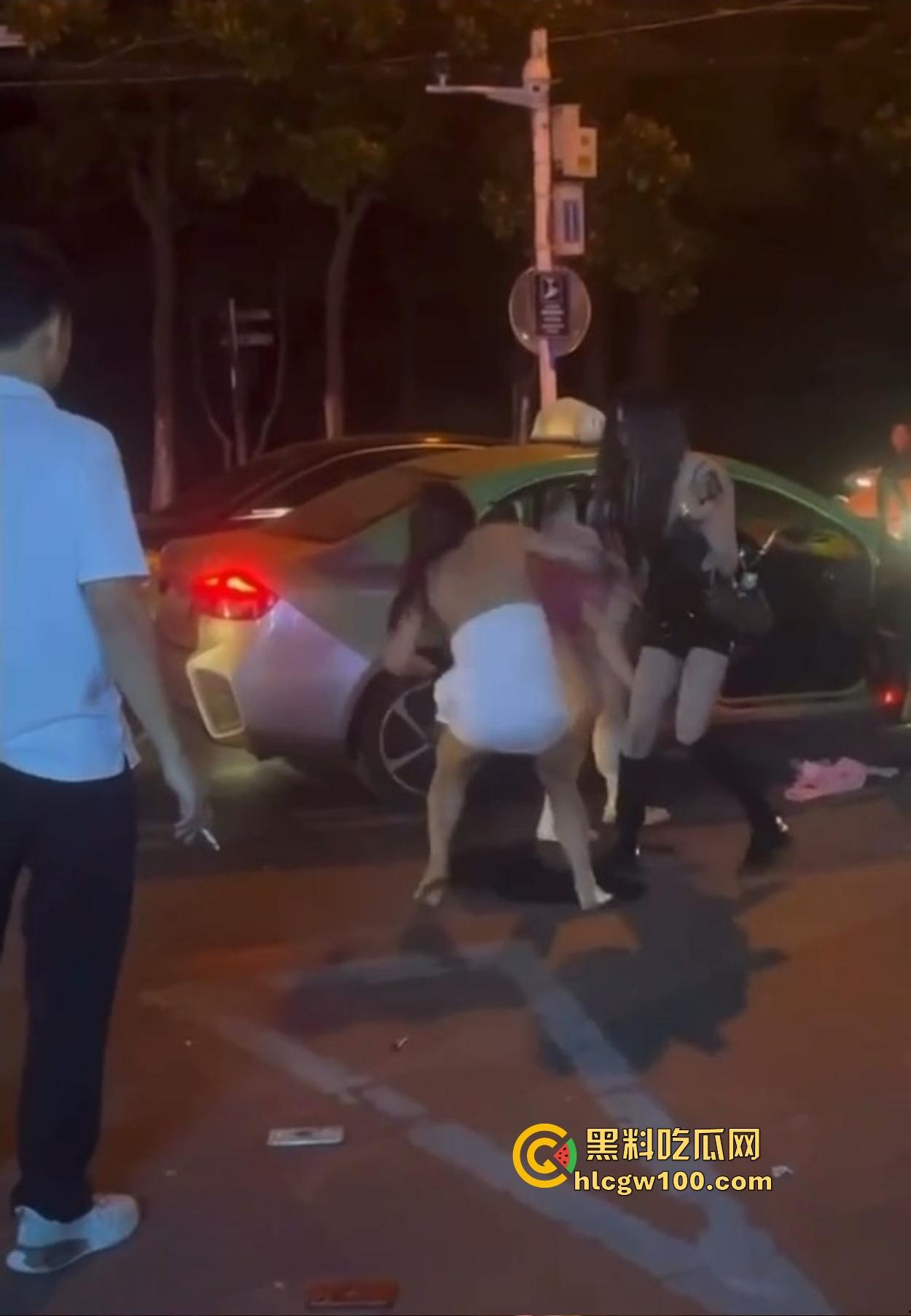 TS街头大战为了抢出租车，小姐姐打得像古惑仔，但声音竟然超出预期，让人笑喷了！