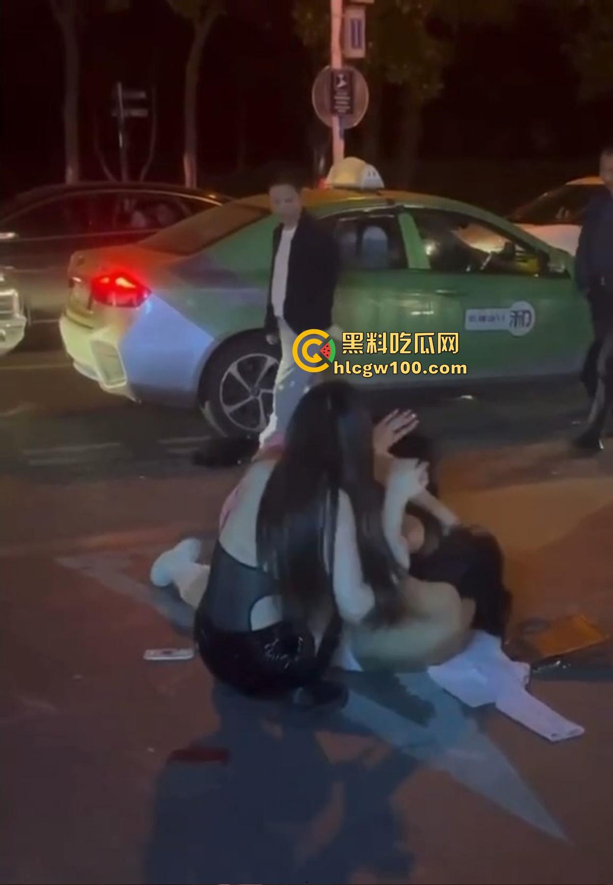 TS街头大战为了抢出租车，小姐姐打得像古惑仔，但声音竟然超出预期，让人笑喷了！