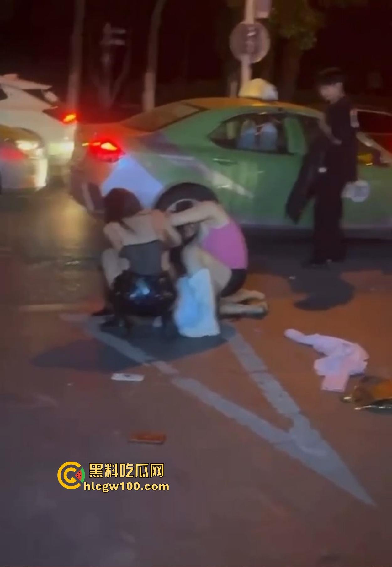 TS街头大战为了抢出租车，小姐姐打得像古惑仔，但声音竟然超出预期，让人笑喷了！