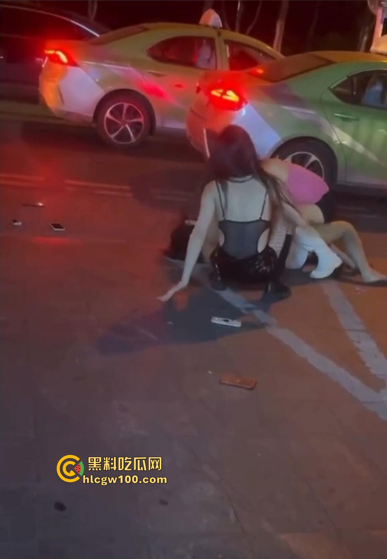 TS街头大战为了抢出租车，小姐姐打得像古惑仔，但声音竟然超出预期，让人笑喷了！