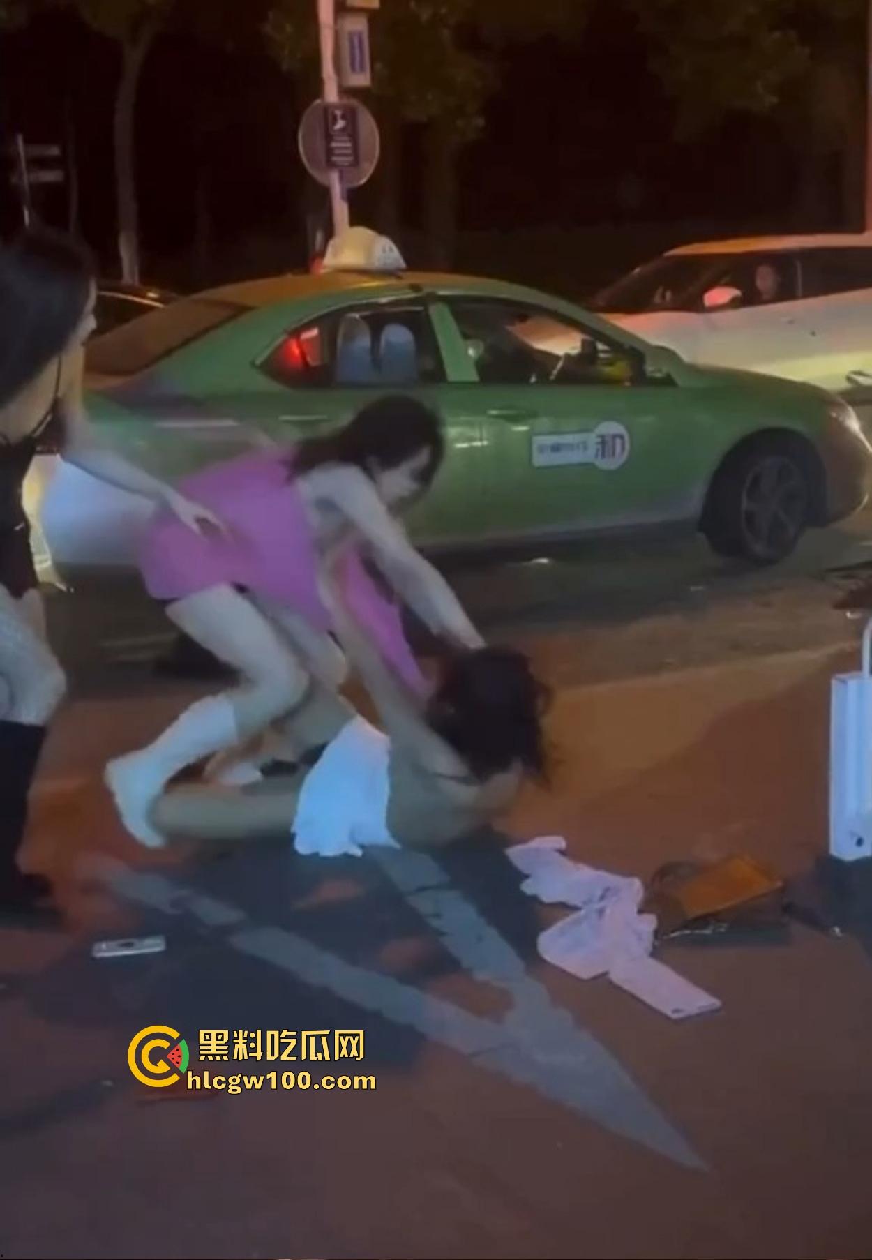 TS街头大战为了抢出租车，小姐姐打得像古惑仔，但声音竟然超出预期，让人笑喷了！