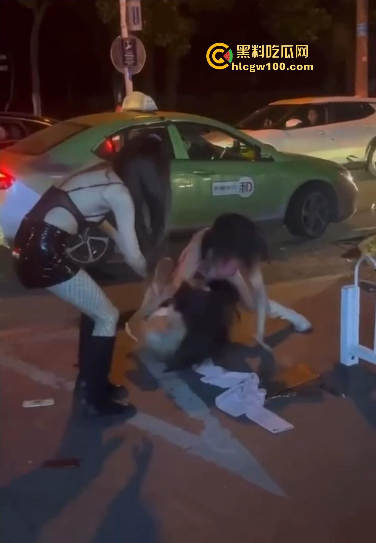 TS街头大战为了抢出租车，小姐姐打得像古惑仔，但声音竟然超出预期，让人笑喷了！