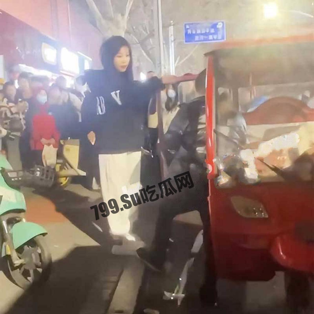 山东临沂 16 岁精神小妹 快手网红安怡 街头殴打三轮车司机 后续黑料爆出一顿饭就能无套中出