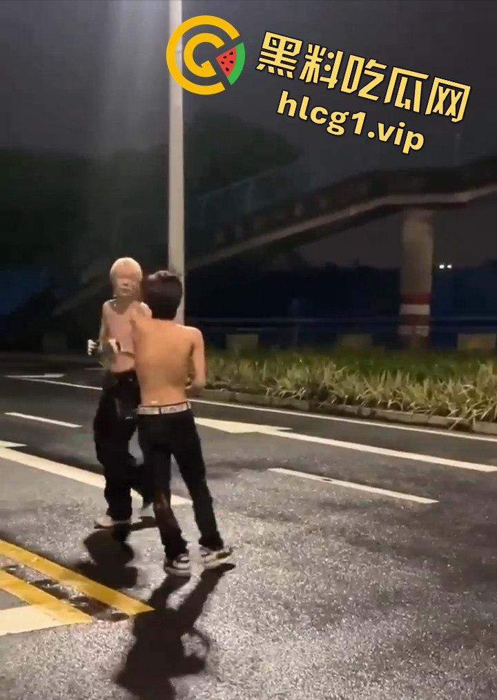 街头乱斗猴王争霸,两只精神瘦猴子大打出手,围观群众目瞪口呆!