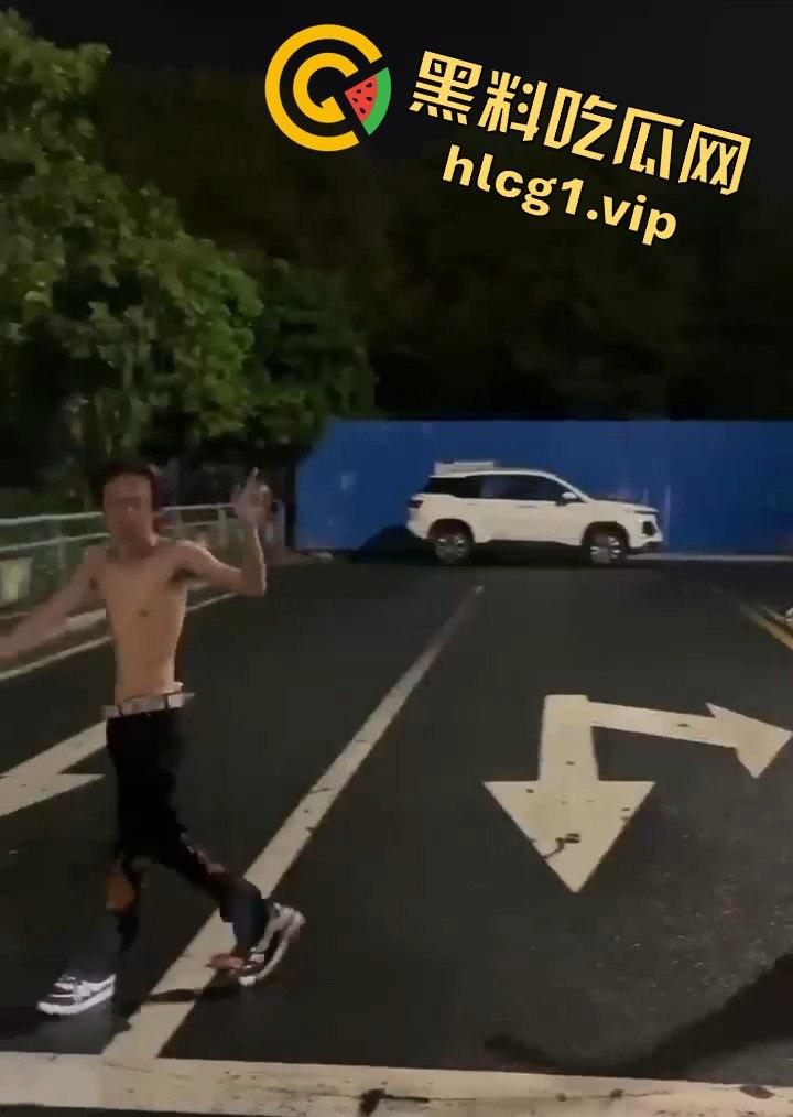 街头乱斗猴王争霸,两只精神瘦猴子大打出手,围观群众目瞪口呆!