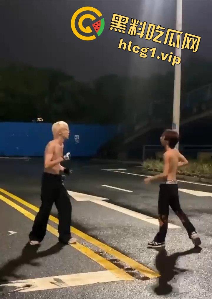 街头乱斗猴王争霸,两只精神瘦猴子大打出手,围观群众目瞪口呆!