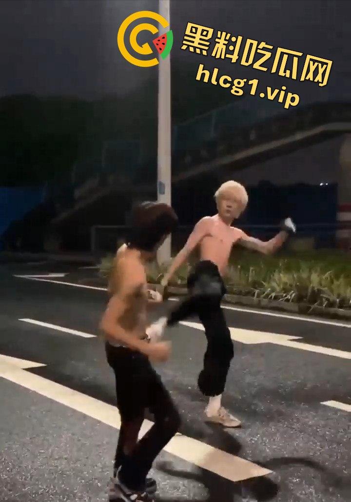 街头乱斗猴王争霸,两只精神瘦猴子大打出手,围观群众目瞪口呆!