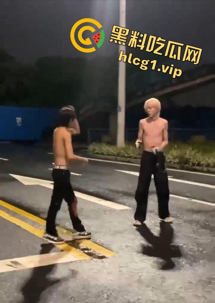 街头乱斗猴王争霸,两只精神瘦猴子大打出手,围观群众目瞪口呆!