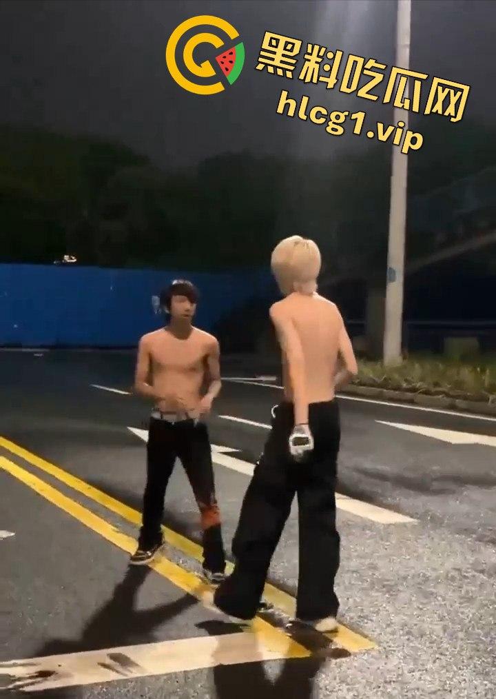 街头乱斗猴王争霸,两只精神瘦猴子大打出手,围观群众目瞪口呆!