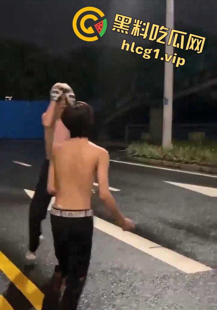 街头乱斗猴王争霸,两只精神瘦猴子大打出手,围观群众目瞪口呆!