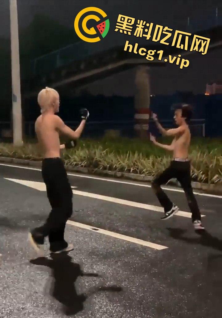 街头乱斗猴王争霸,两只精神瘦猴子大打出手,围观群众目瞪口呆!