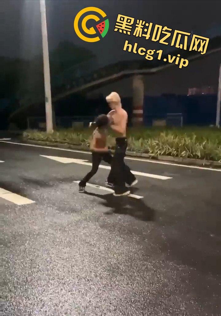 街头乱斗猴王争霸,两只精神瘦猴子大打出手,围观群众目瞪口呆!