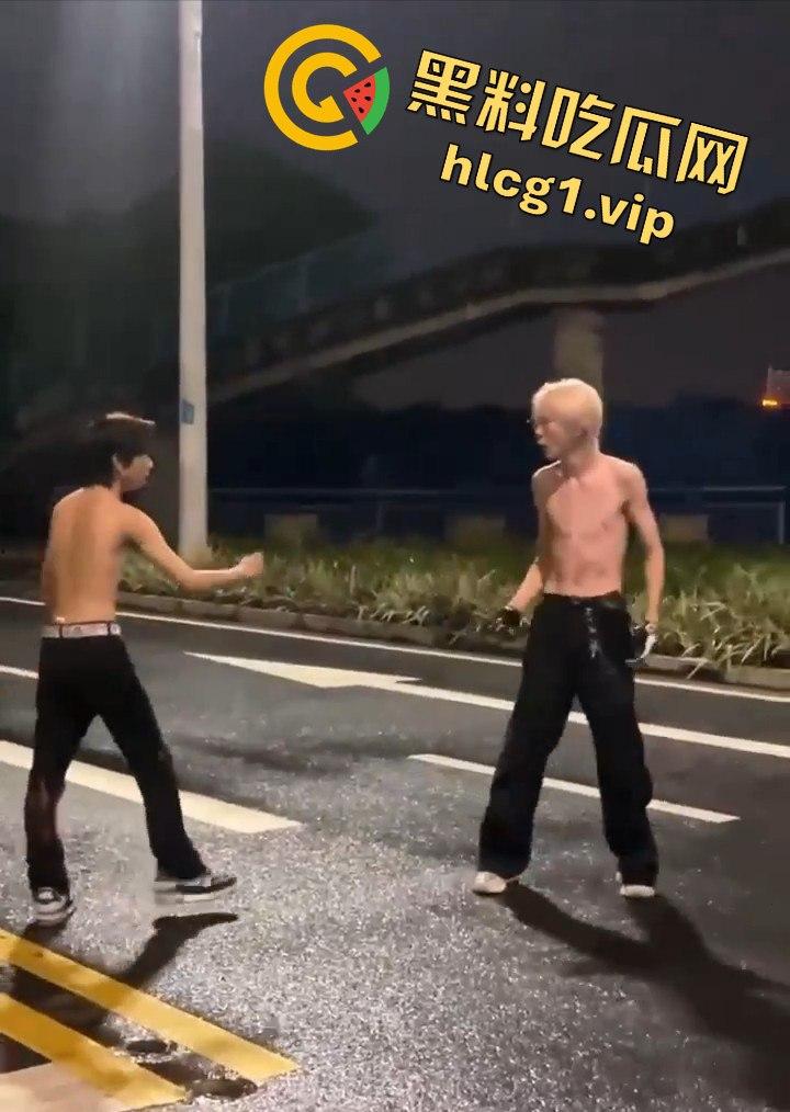 街头乱斗猴王争霸,两只精神瘦猴子大打出手,围观群众目瞪口呆!