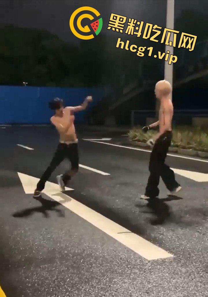 街头乱斗猴王争霸,两只精神瘦猴子大打出手,围观群众目瞪口呆!