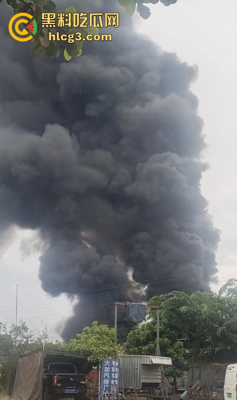 完了 完了 锅烧穿了!海口垦科路一处库房突发大火 现场火光冲天浓烟滚滚!