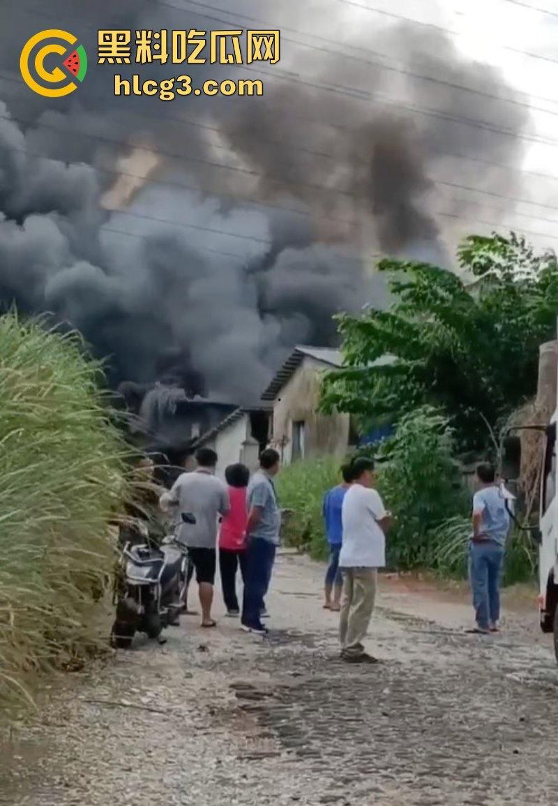 完了 完了 锅烧穿了!海口垦科路一处库房突发大火 现场火光冲天浓烟滚滚!