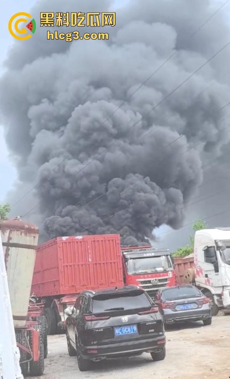 完了 完了 锅烧穿了!海口垦科路一处库房突发大火 现场火光冲天浓烟滚滚!