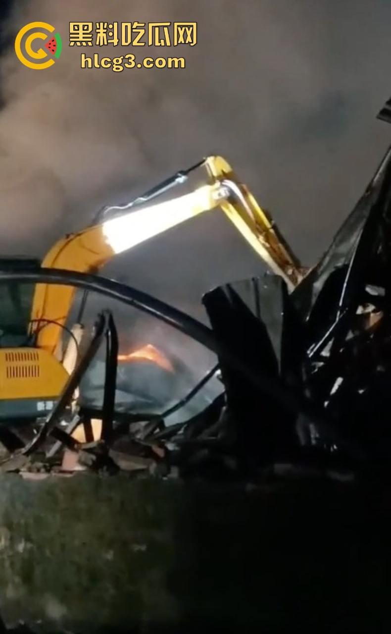 完了 完了 锅烧穿了!海口垦科路一处库房突发大火 现场火光冲天浓烟滚滚!