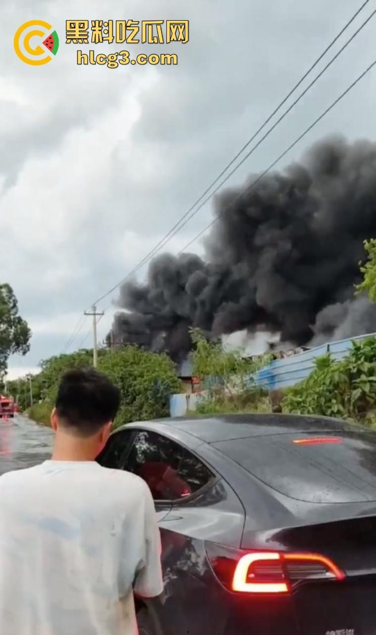 完了 完了 锅烧穿了!海口垦科路一处库房突发大火 现场火光冲天浓烟滚滚!