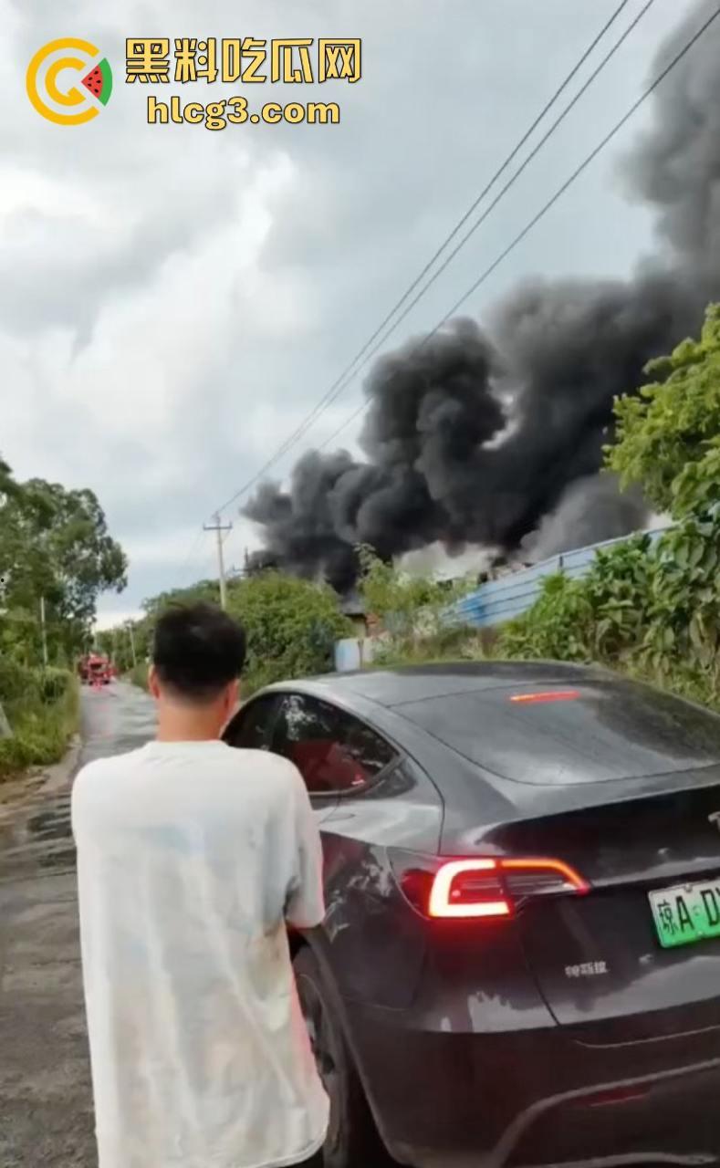 完了 完了 锅烧穿了!海口垦科路一处库房突发大火 现场火光冲天浓烟滚滚!