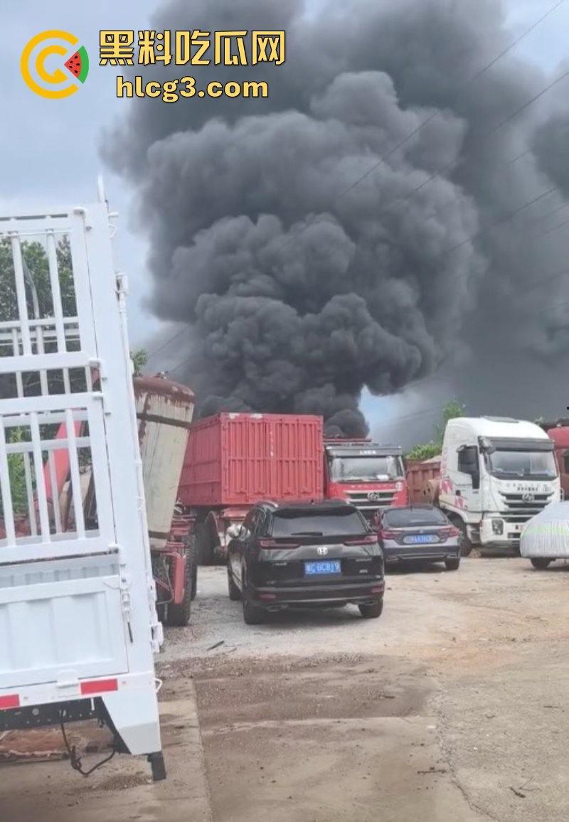 完了 完了 锅烧穿了!海口垦科路一处库房突发大火 现场火光冲天浓烟滚滚!