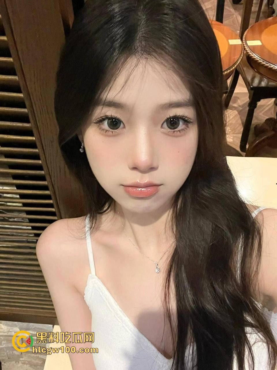 小情侣停车场光着屁股现场造人,野战玩得飞起,邻居拍视频爆出裤子都没脱利索就开干,这也太饥渴了吧!