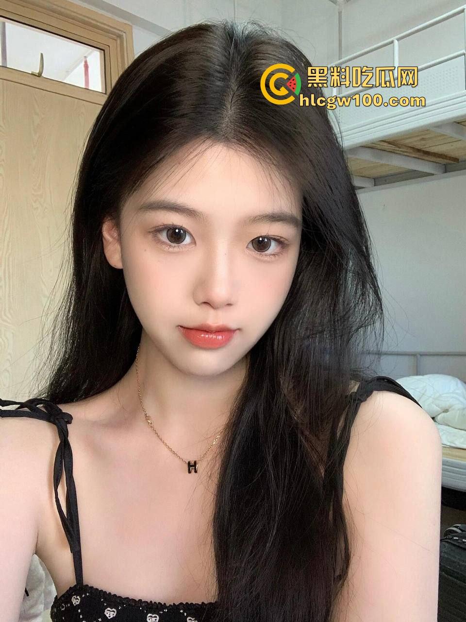 小情侣停车场光着屁股现场造人,野战玩得飞起,邻居拍视频爆出裤子都没脱利索就开干,这也太饥渴了吧!