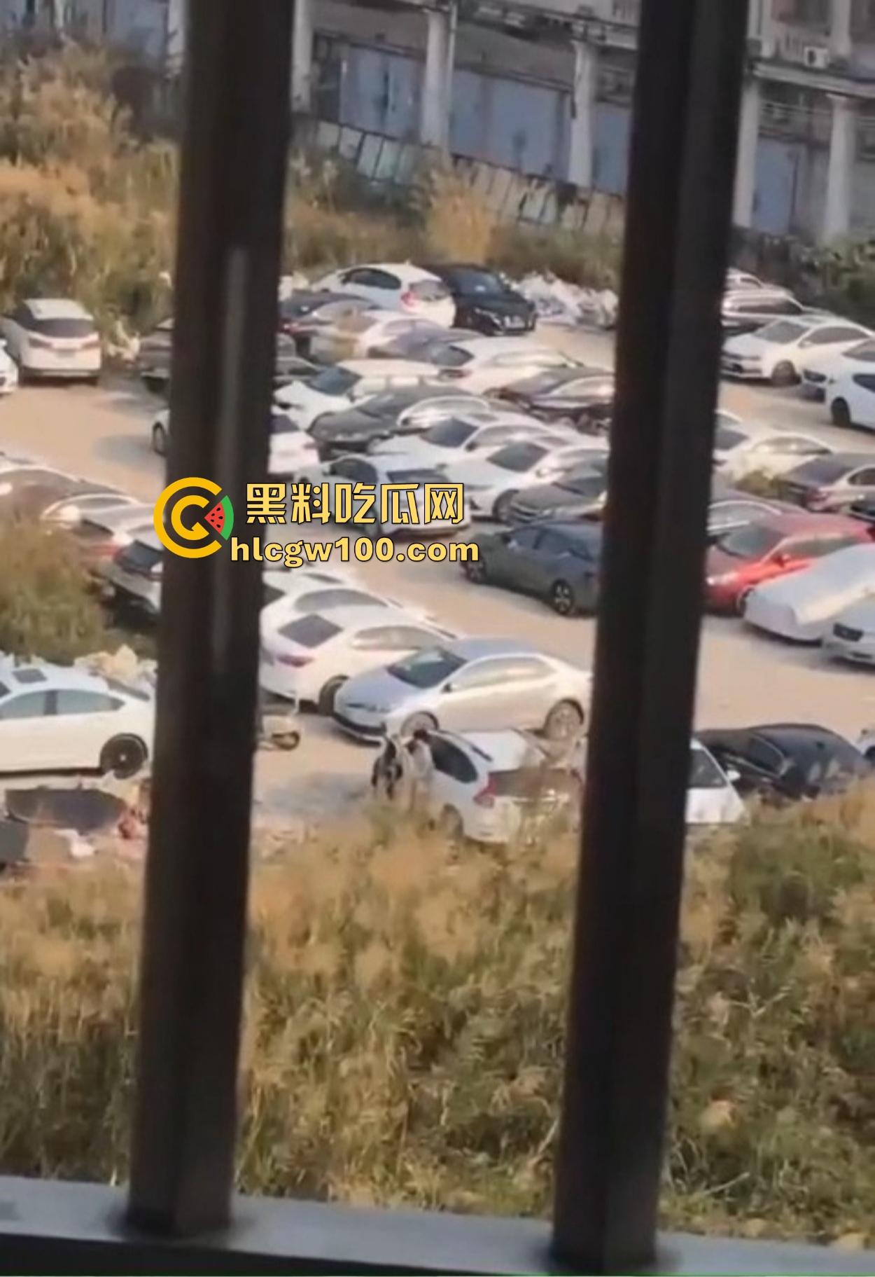 小情侣停车场光着屁股现场造人,野战玩得飞起,邻居拍视频爆出裤子都没脱利索就开干,这也太饥渴了吧!