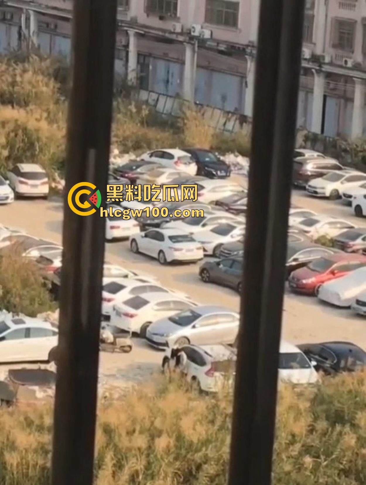 小情侣停车场光着屁股现场造人,野战玩得飞起,邻居拍视频爆出裤子都没脱利索就开干,这也太饥渴了吧!