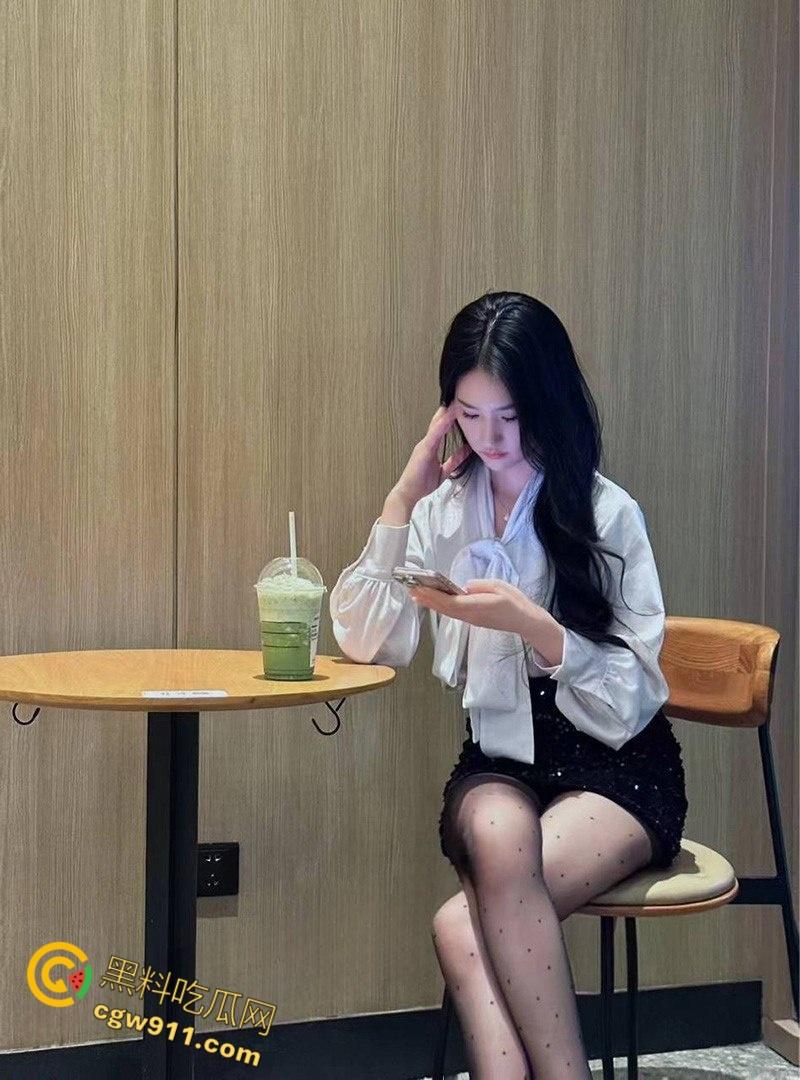 女仆餐厅认识的大一学生妹【刘婉婷】,身穿JK制服白丝约会被拿下,无套后入猛干全射在奶子上!