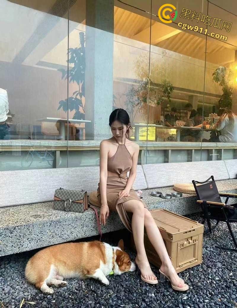 女仆餐厅认识的大一学生妹【刘婉婷】,身穿JK制服白丝约会被拿下,无套后入猛干全射在奶子上!