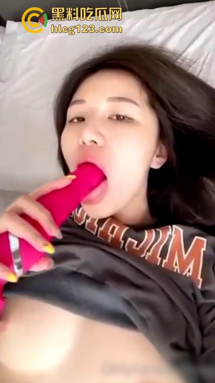 大马网红【萧佩儿】大奶翘臀 玩具自慰插嘴抠逼 与男友高清做爱视频曝光 !