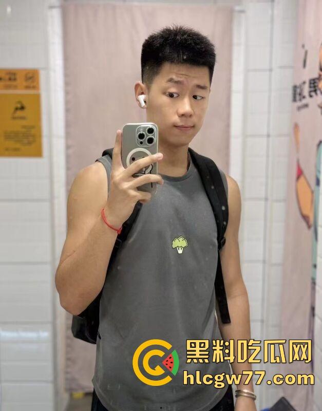 抖音热搜!广州某通讯录酒吧门 三人酒后互吃原视频来袭 三个男的大街上口 两个喝醉0给1口 内容炸裂!