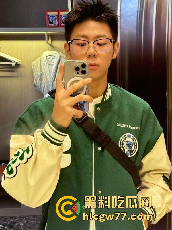 抖音热搜!广州某通讯录酒吧门 三人酒后互吃原视频来袭 三个男的大街上口 两个喝醉0给1口 内容炸裂!