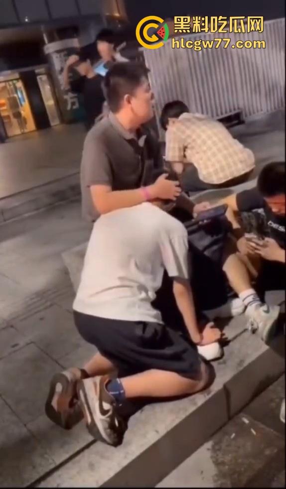 抖音热搜!广州某通讯录酒吧门 三人酒后互吃原视频来袭 三个男的大街上口 两个喝醉0给1口 内容炸裂!