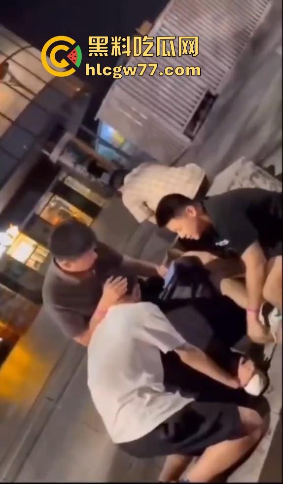 抖音热搜!广州某通讯录酒吧门 三人酒后互吃原视频来袭 三个男的大街上口 两个喝醉0给1口 内容炸裂!