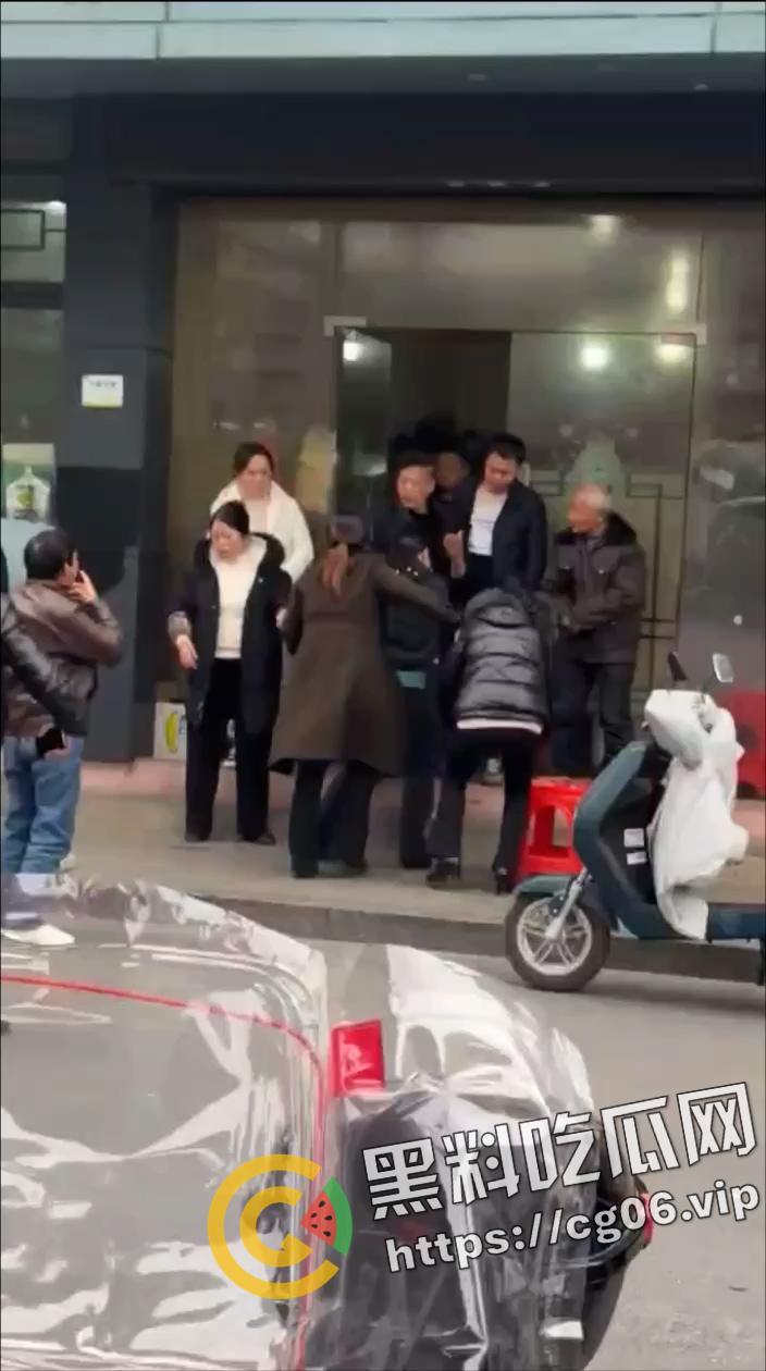 浙江衢州开化县吴某当街杀妻然后果断自杀 两人均抢救无效死亡 现场录像流出